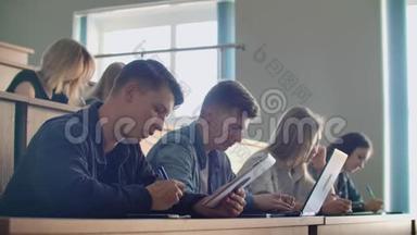 <strong>学生用笔记本电脑</strong>记录课堂上与<strong>学生</strong>的讲座。